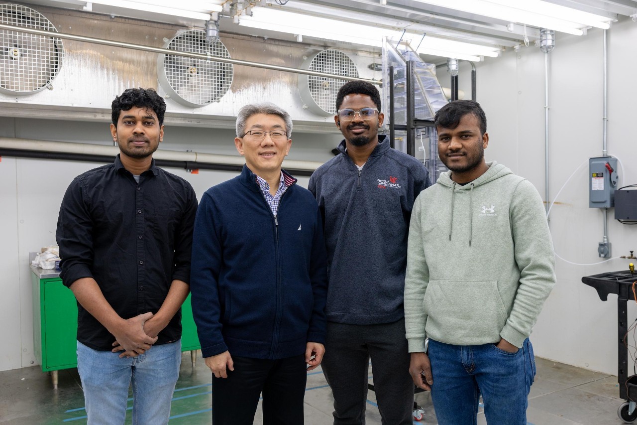 Dr. Lee and students in lab